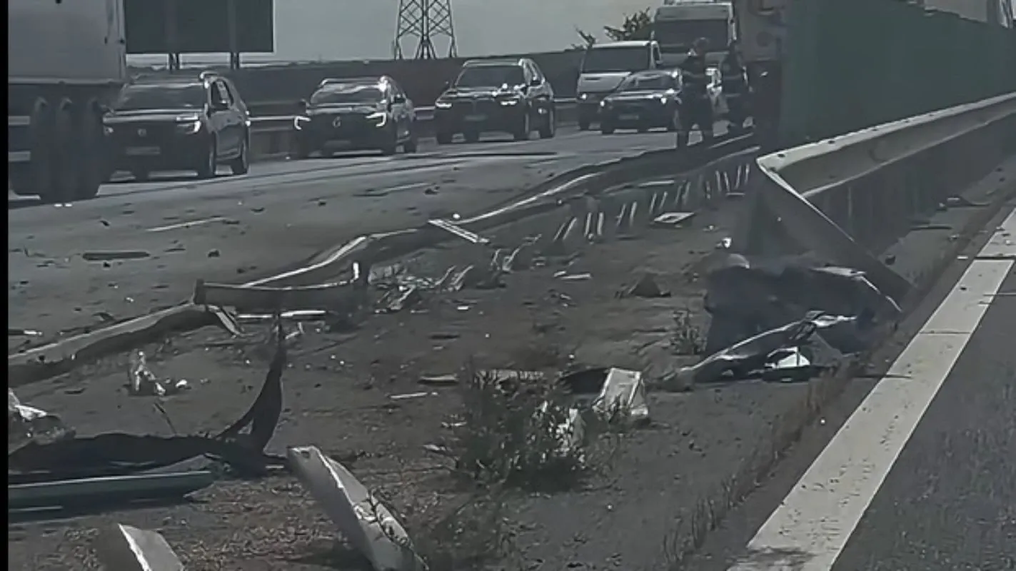 Accident în zona localității Cumpăna, din Constanța. Un TIR s-a izbit de parapet și a fost proiectat pe contrasens