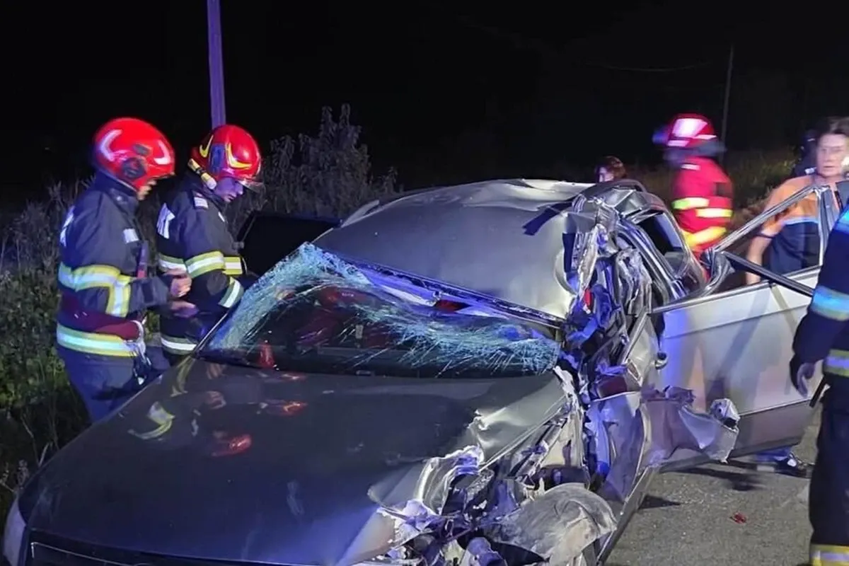 Tragedie pe DN 56A, în Mehedinți. Șofer mort după impactul violent dintre o mașină și un TIR