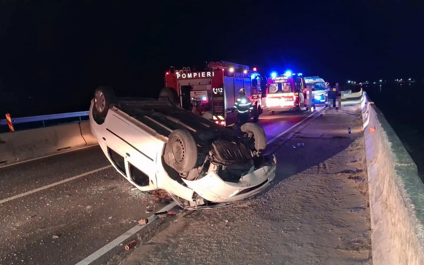 Accident grav pe barajul Mihăilești. Trei tineri au ajuns la spital după ce mașina s-a răsturnat pe plafon