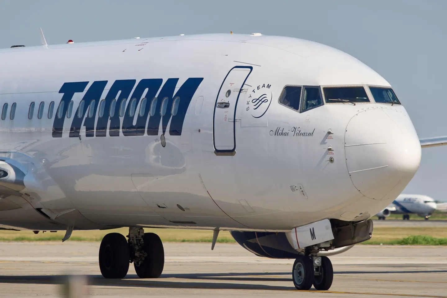 TAROM introduce primul Boeing 737 MAX 8. Aeronava poartă numele lui Mircea Lucescu: pe ce rute va zbura VIDEO