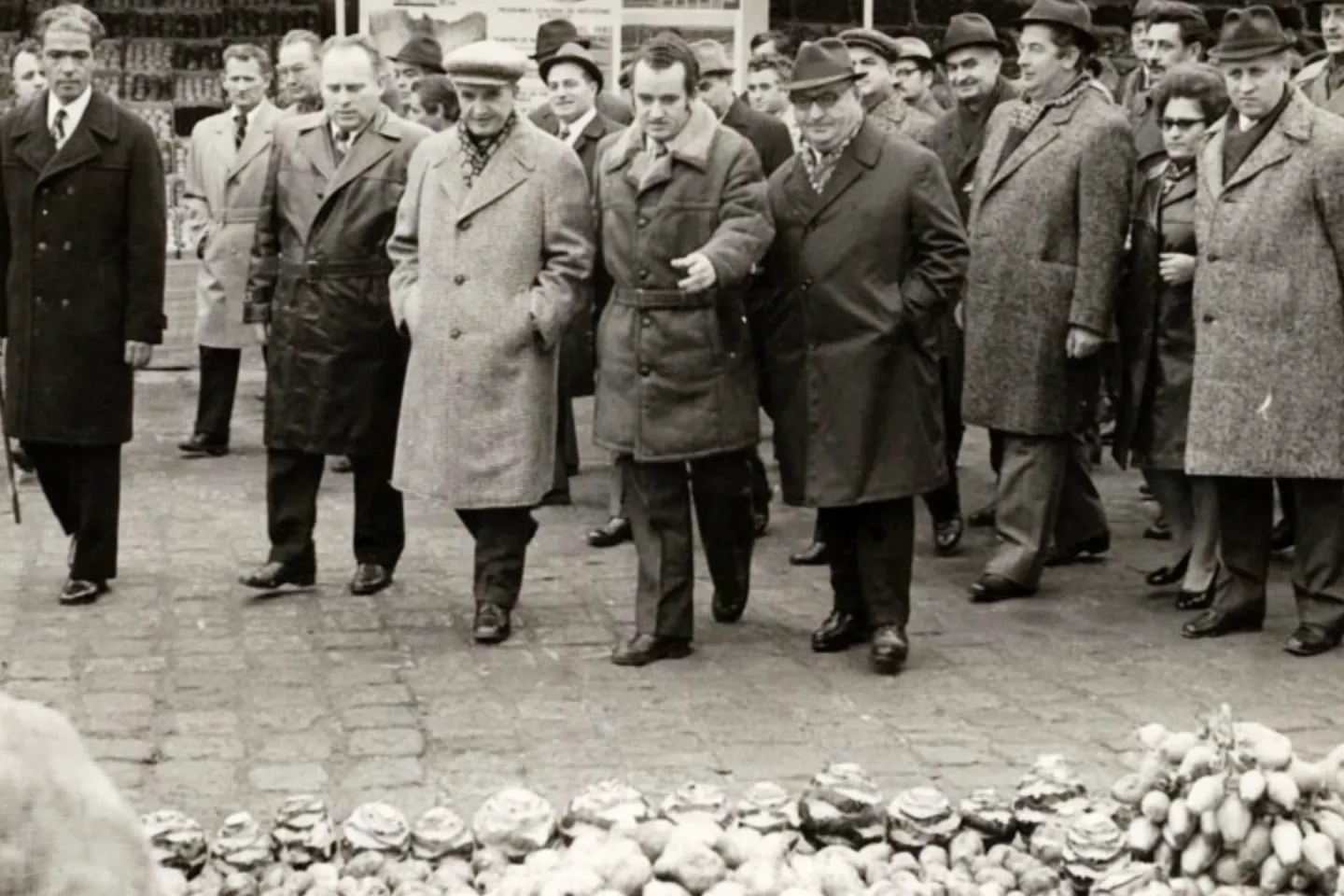 Tone de alimente expirate, refuzate la export, ajungeau la români. Ce dezvăluie documentele din timpul lui Ceaușescu