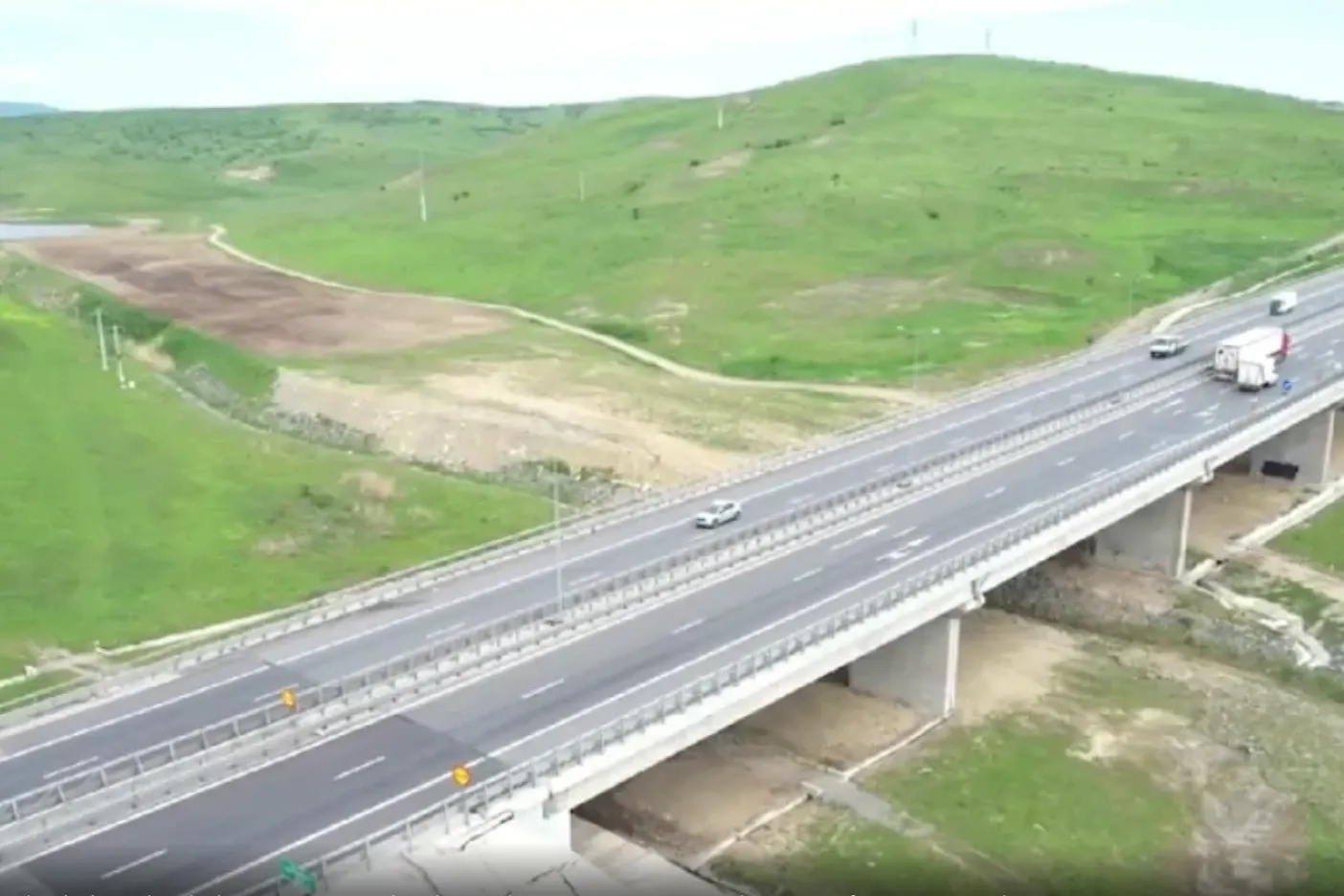 Noi imagini cu tronsonul groazei de pe Autostrada Sebeș-Turda. Porțiunea de drum de 90 de milioane de euro continuă să se surpe