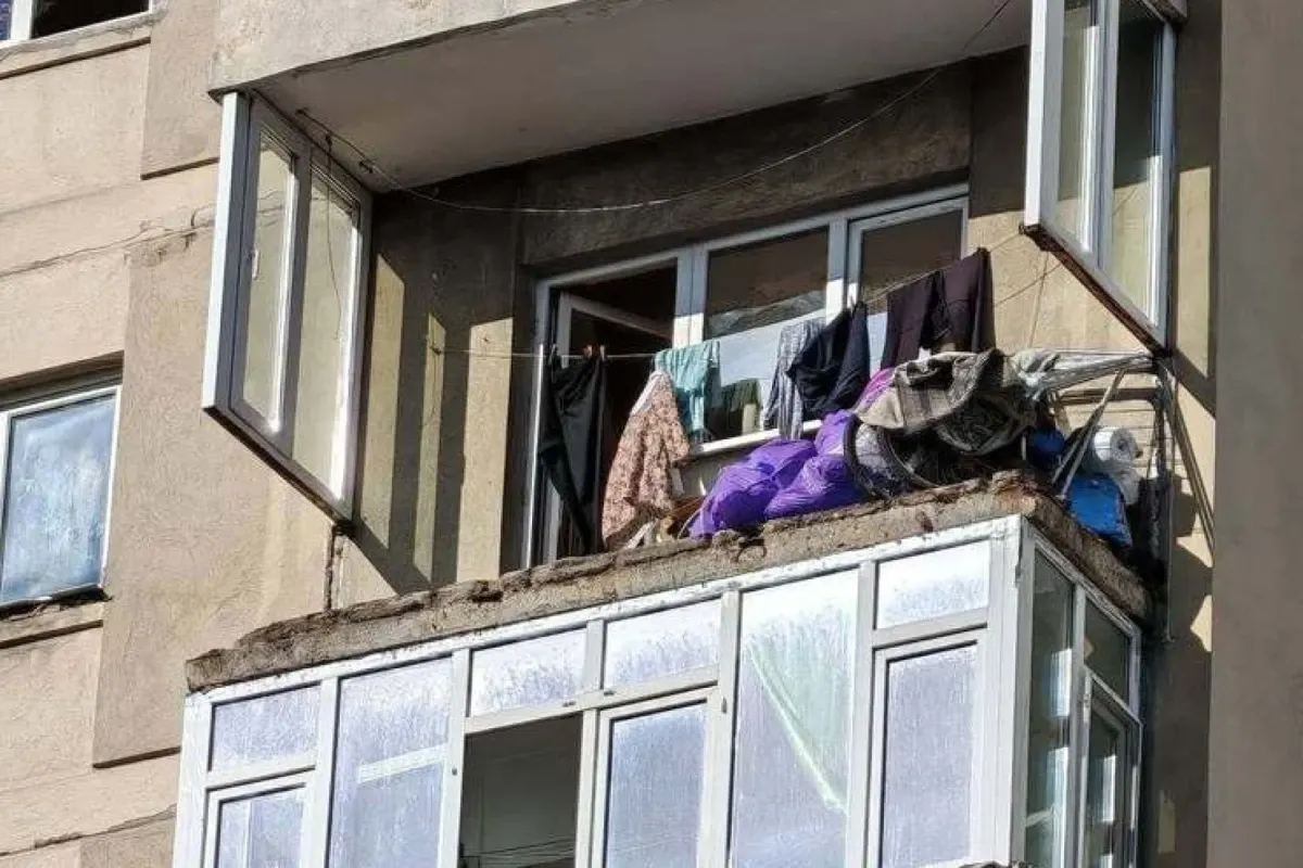 Balcon prăbușit de la etajul șapte, peste o mașină în Sectorul 4. Pompierii au intervenit de urgență