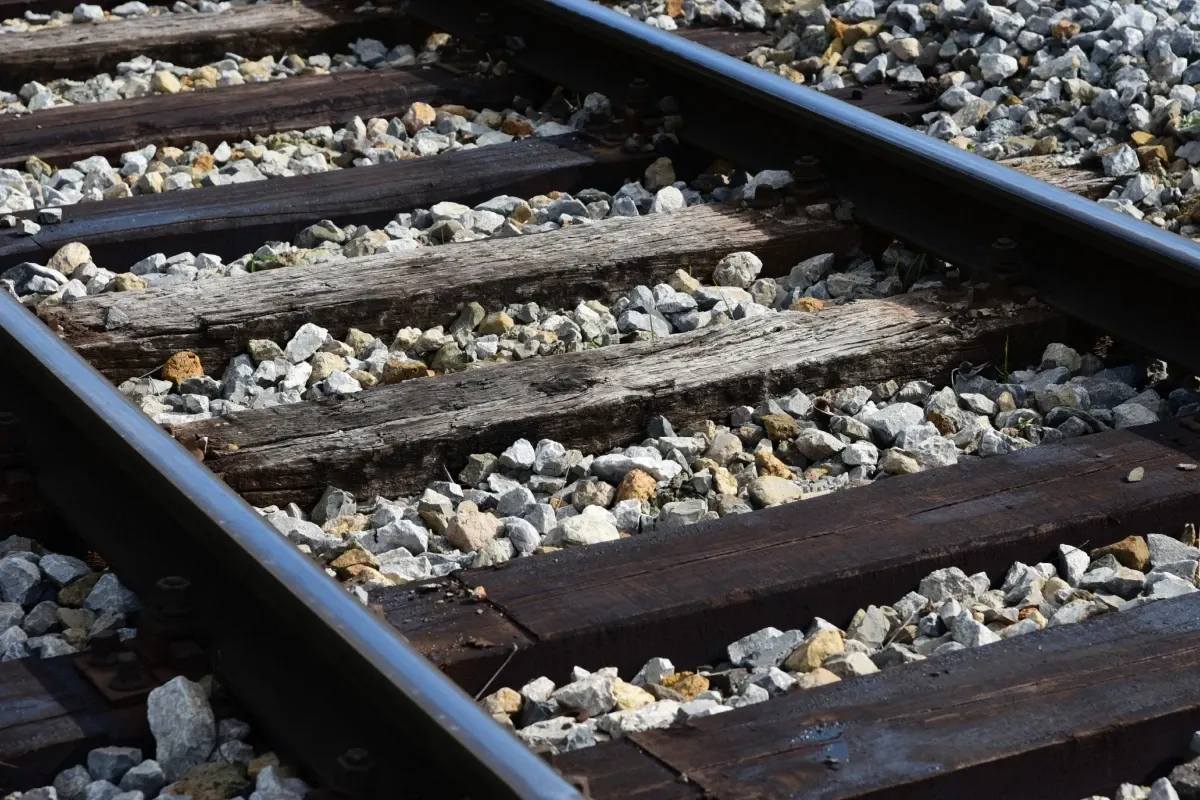Tren internațional cu români, oprit pe podul Giurgiu-Ruse. Locomotiva a avut o problemă tehnică