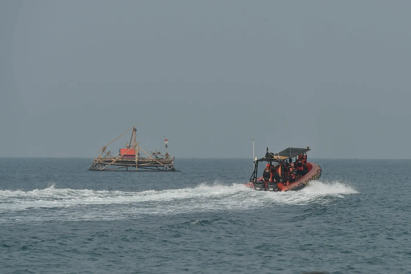Mobilizare impresionantă în Indonezia: peste 600 de salvatori caută 129 de persoane dispărute după naufragiul unei nave VIDEO