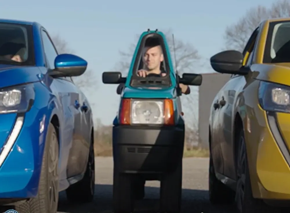 Un italian a transformat un Fiat Panda din 1993 în cea mai îngustă mașină din lume. A intrat în Guinness World Records | VIDEO