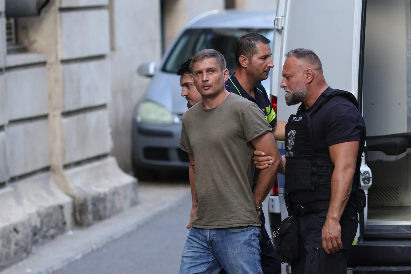 Rusul care ar fi spionat în România, arestat pe 30 de zile. Suspectul, scos în cătușe de la DIICOT