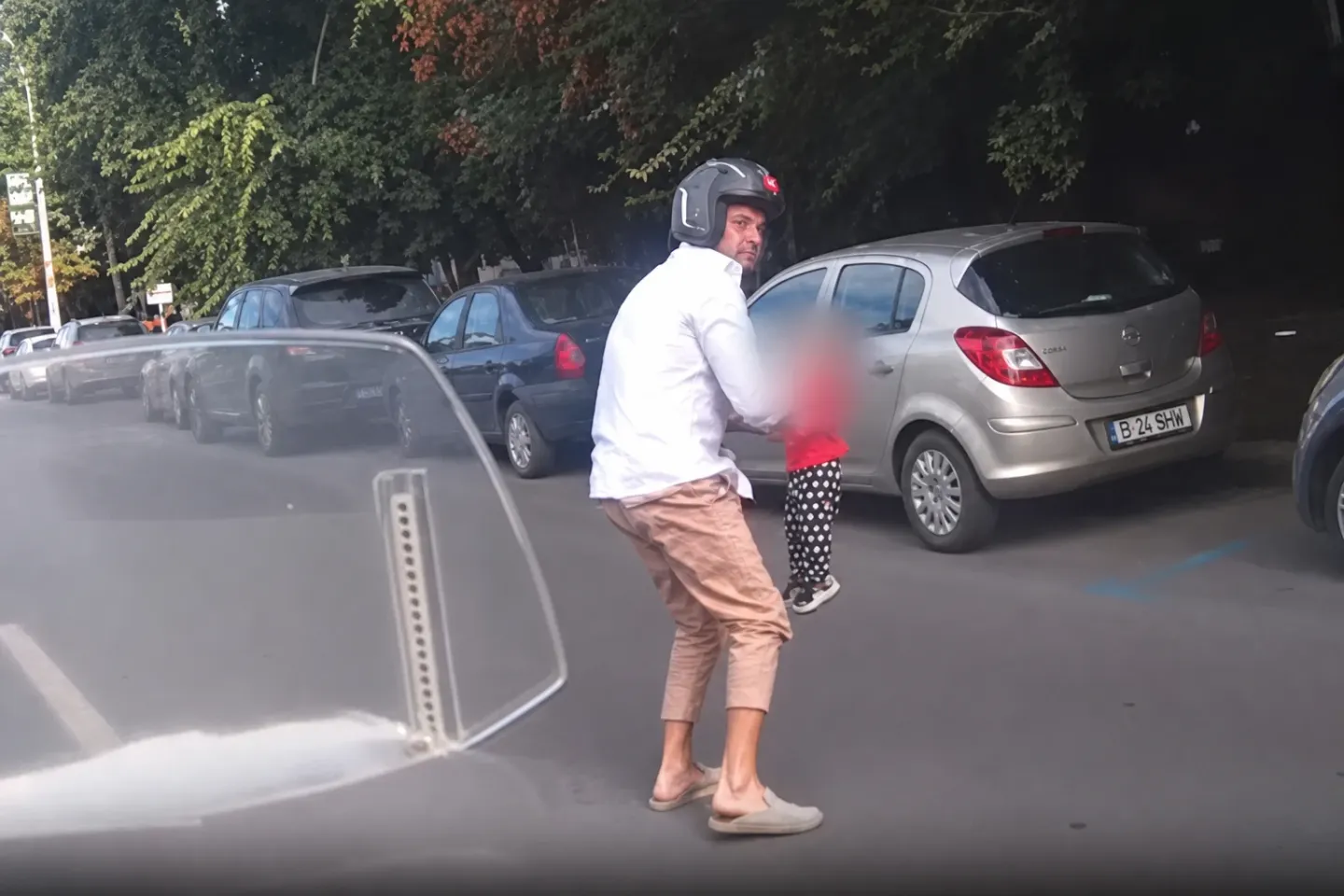 Un copil a ajuns pe șosea, în timp ce mama se uita pe TikTok. A fost salvat de un motociclist