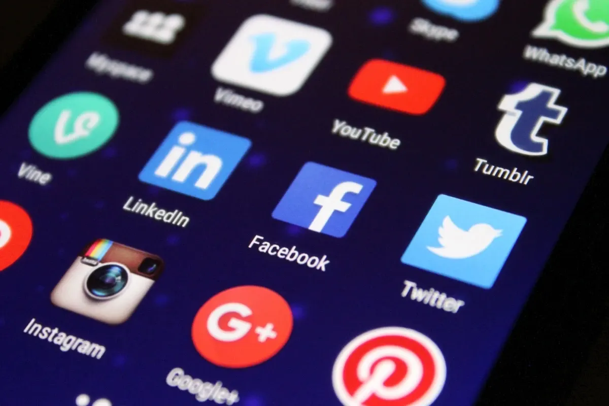 Femeie trimisă în judecată pentru o recenzie negativă pe Facebook