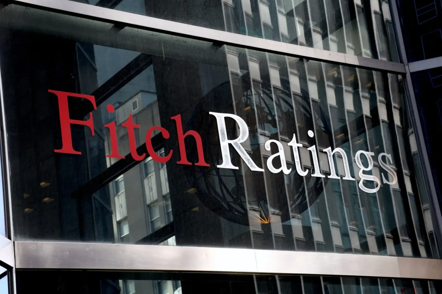 Agenția de rating Fitch, avertisment dur: România riscă să ajungă în categoria „junk” dacă criza politică se prelungește