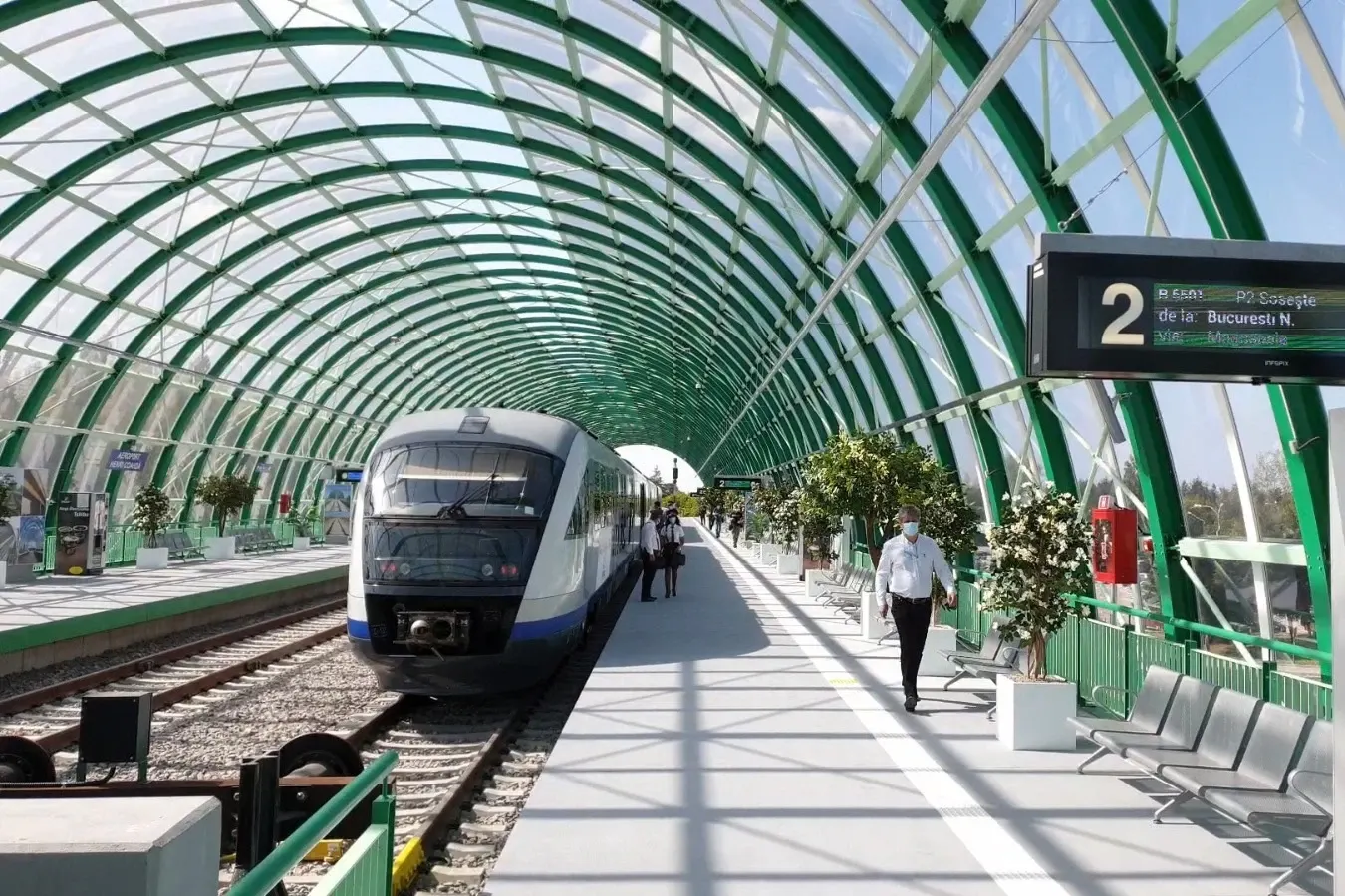 Traficul feroviar către Aeroportul Otopeni, blocat patru ore după defectarea unui tren privat