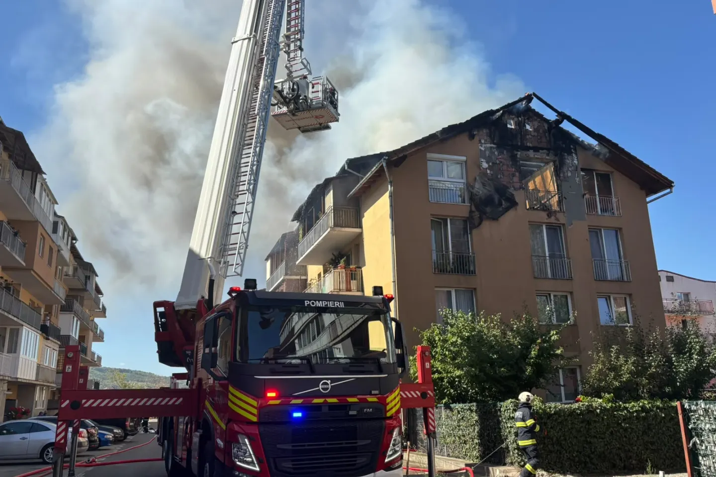 Incendiu în Cluj. Flăcările au cuprins mai multe apartamente și s-au extins la acoperișul blocului