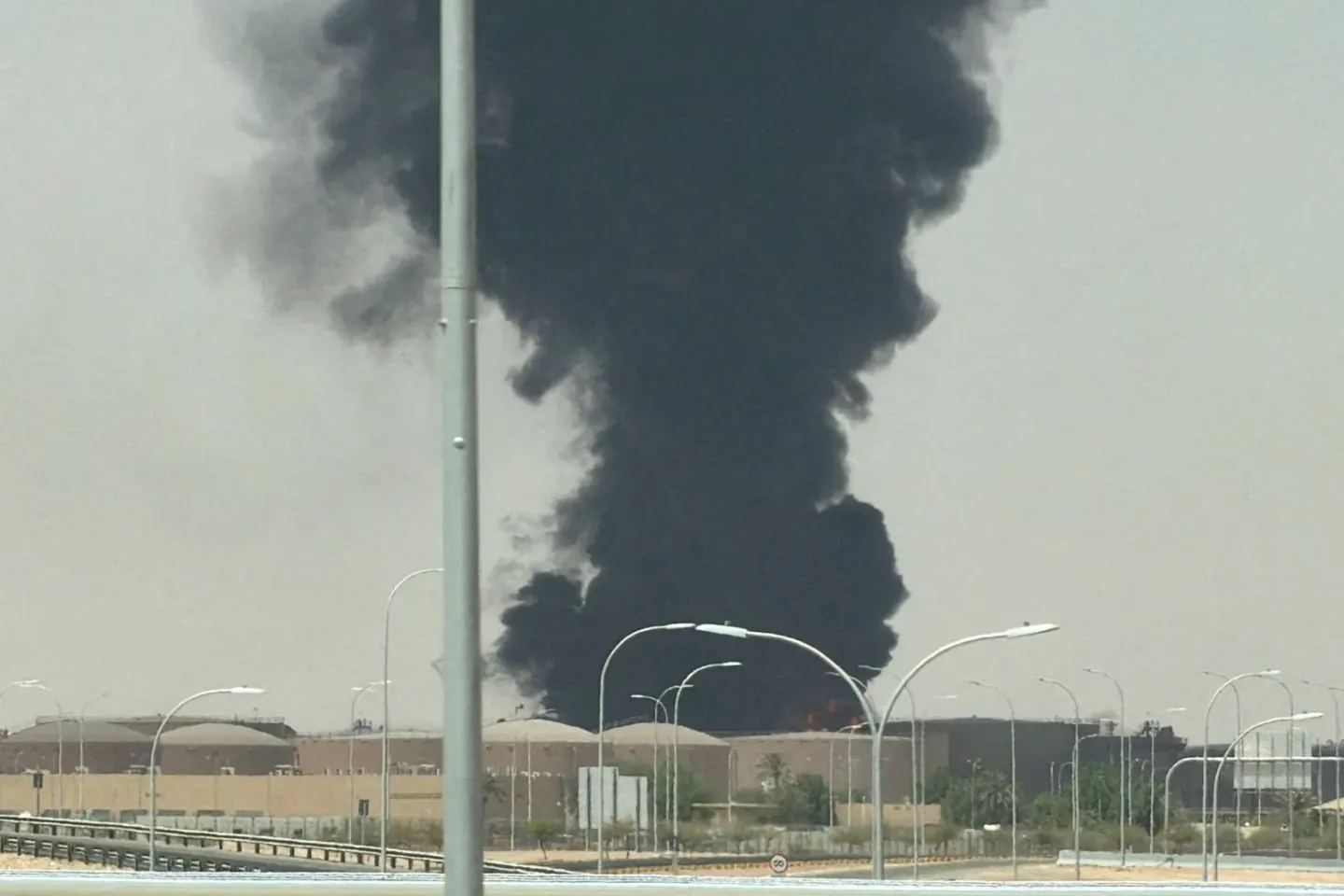 Alertă de atac aerian și explozii la Riad. Incendiu major în apropierea aeroportului capitalei saudite
