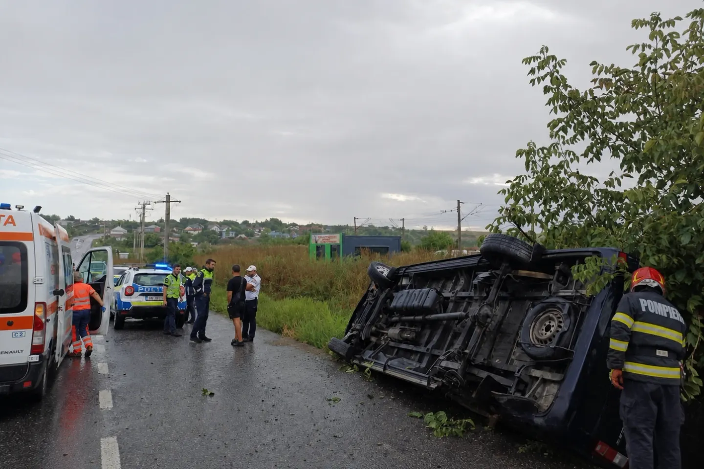 Microbuz răsturnat în Iași: două persoane au fost transportate la spital