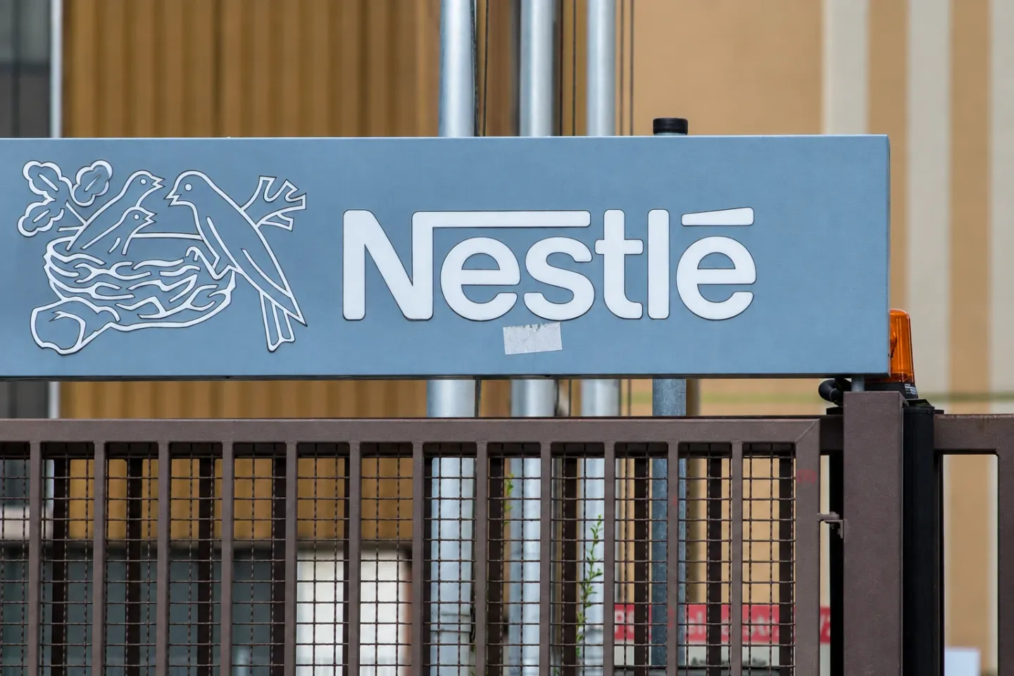Nestlé anunță scumpiri și schimbări de rețetă, pe fondul presiunilor provocate de conflictul din Orientul Mijlociu