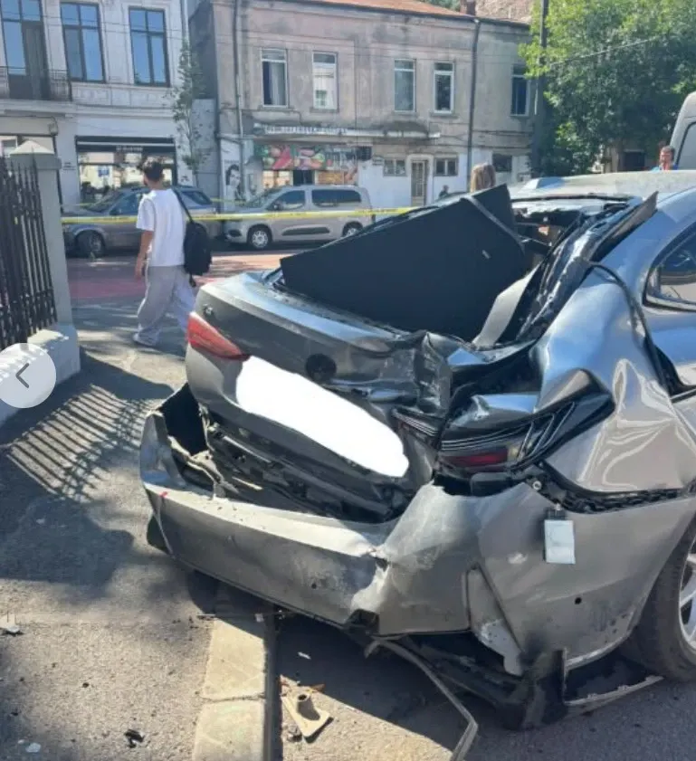 Scene incredibile în București: Încerca să parcheze, dar a lovit un pieton, un biciclist și trei mașini