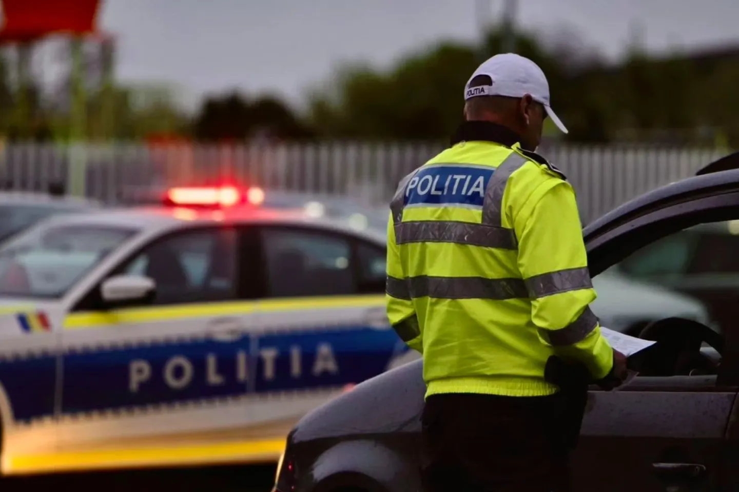Șofer din Cluj, reținut după ce a intrat cu mașina într-un cap de pod. Era băut când a fost oprit de oamenii legii