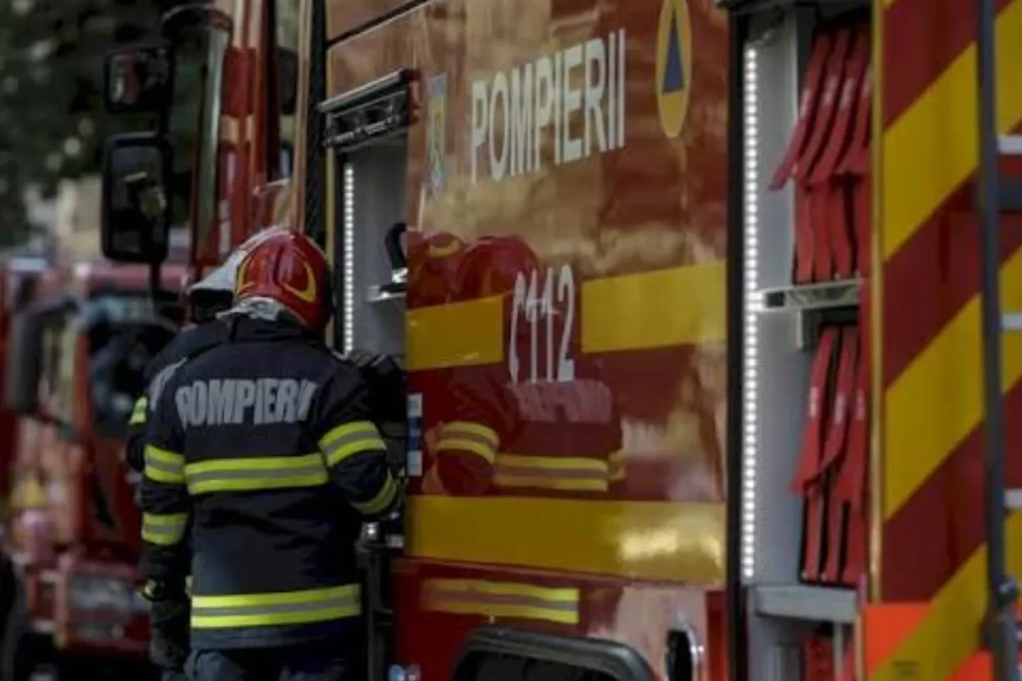 Panică într-un bloc din Cluj-Napoca. Patru persoane au rămas blocate în lift, iar pompierii au intervenit pentru evacuarea lor