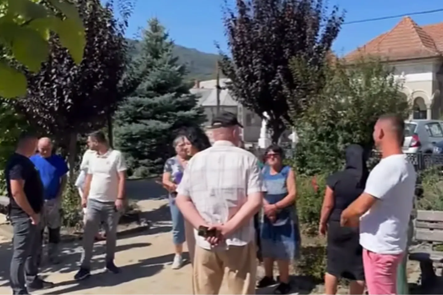 Un sat întreg, terorizat de un minor de 13 ani. Localnicii au protestat în fața primăriei