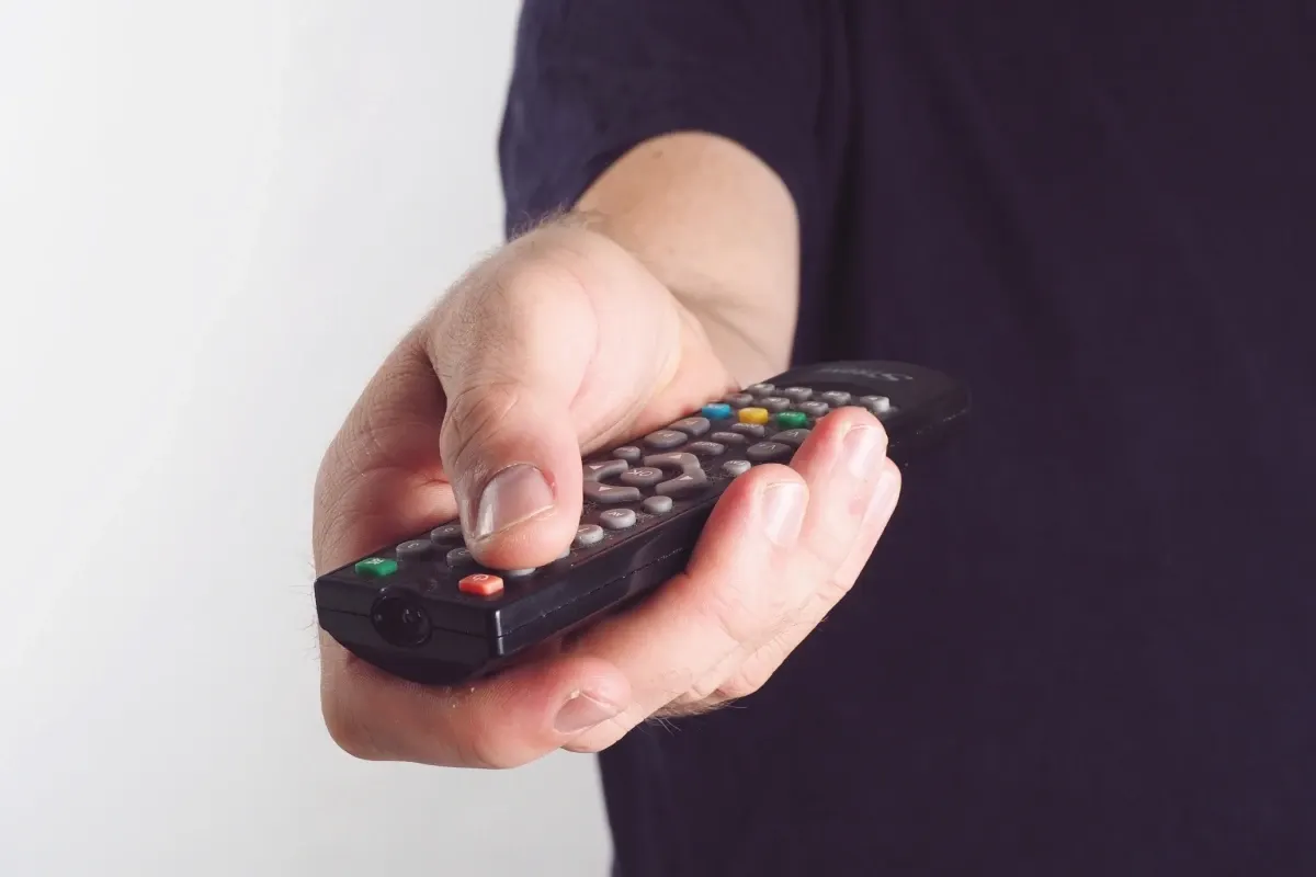 Dacă ai SMART TV acasă, trebuie să știi asta: poate colecta date despre tine. Cum limitezi colectarea informațiilor