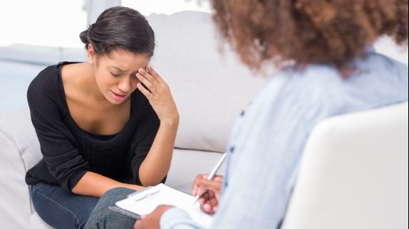 Ce trăsături comune au persoanele care preferă singurătatea? Explicația psihologilor pentru cei care nu se „încarcă” în prezența altora