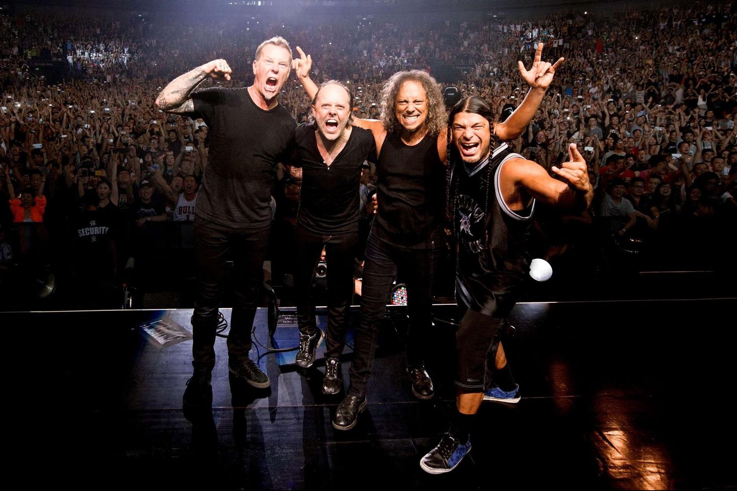 Metallica cântă în această seară la București. Linii STB deviate și program prelungit după concert