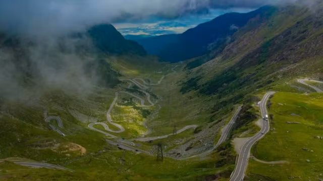Ultimele pregătiri înainte de redeschiderea Transalpinei. Când vor putea circula turiștii pe unul dintre cele mai spectaculoase drumuri din România