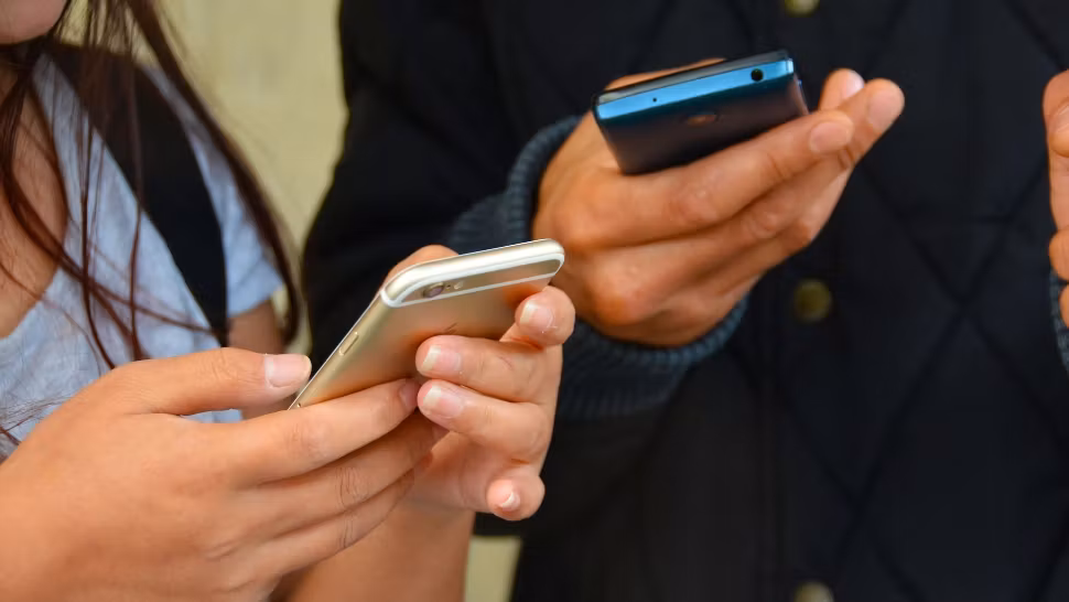 Telefoanele mobile, interzise elevilor inclusiv în pauze. Proiect depus la Camera Deputaților