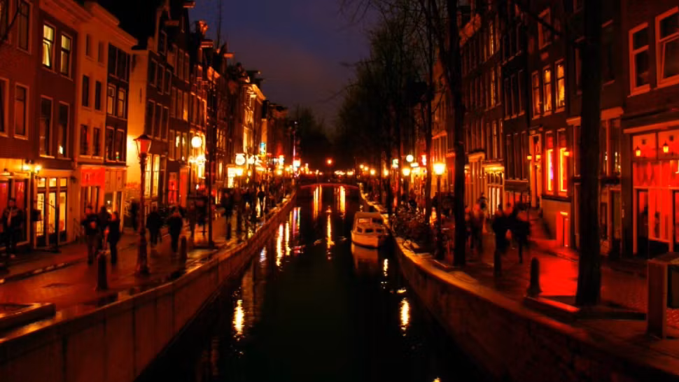 De ce dispar, de fapt, reclamele la carne și combustibili fosili din Amsterdam. Adevăratul motiv nu are legătură cu religia