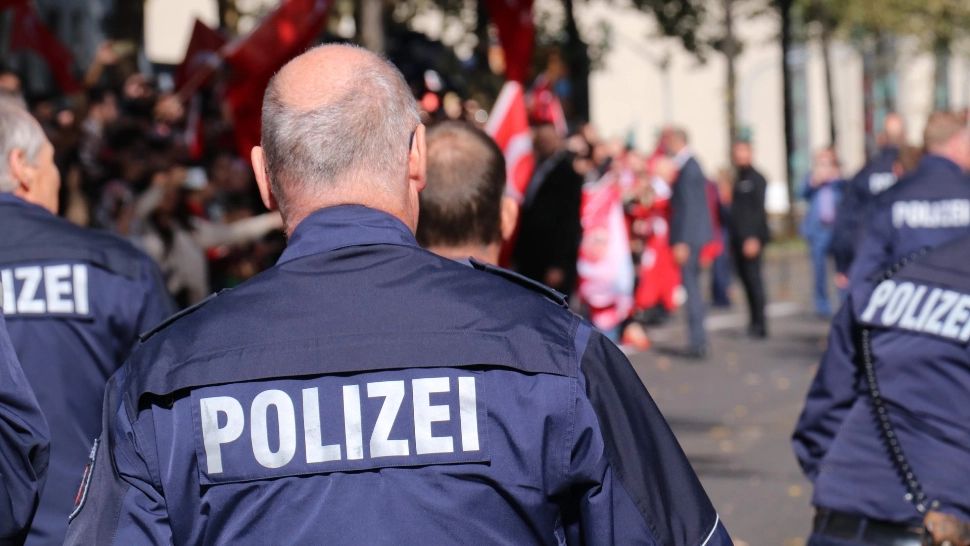 Muncitori români exploatați în Germania: trei directori olandezi, acuzați că le rețineau din salariu chirii de trei ori mai mari decât prețul pieței
