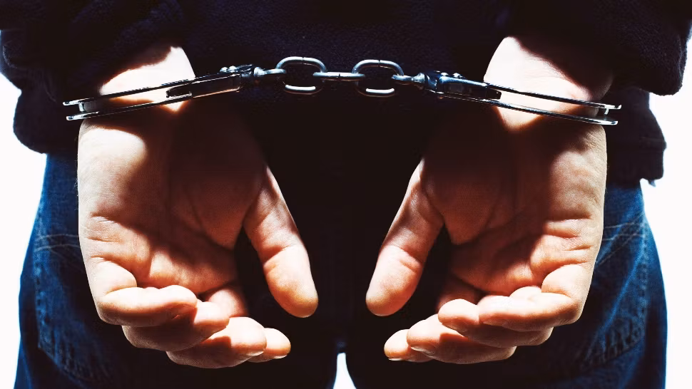 Agresor sexual în vârstă de 91 de ani, reținut de poliție. Victimele sunt două minore VIDEO