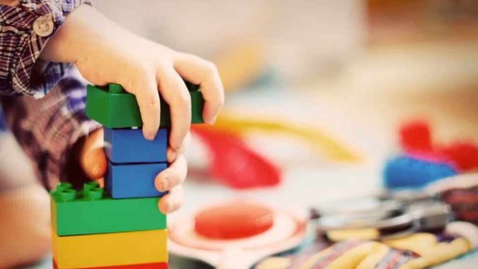 Caz șocant într-o creșă din județul Cluj. O educatoare care i-ar fi agresat pe copii, concediată: unui micuț i-ar fi pus cuțitul la gât