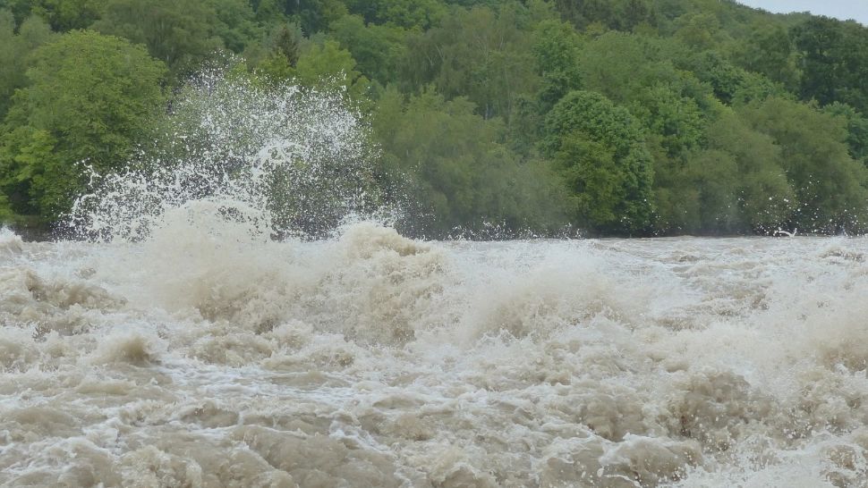 Viiturile și ploile torențiale au făcut prăpăd în județul Vrancea. Mai multe drumuri și poduri au fost afectate 