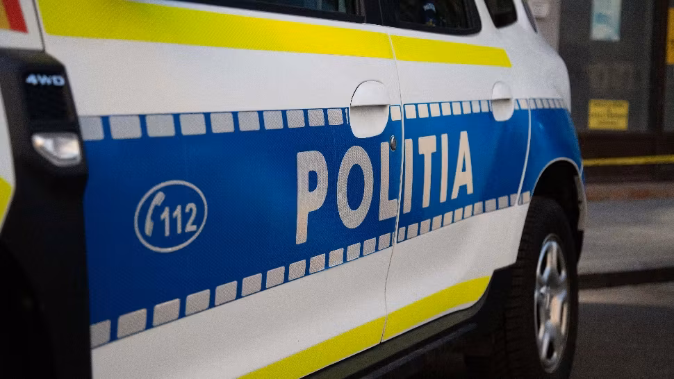 Scene șocante la Constanța: tânăr legat de gât și plimbat lângă o căruță. Trei tineri, reținuți