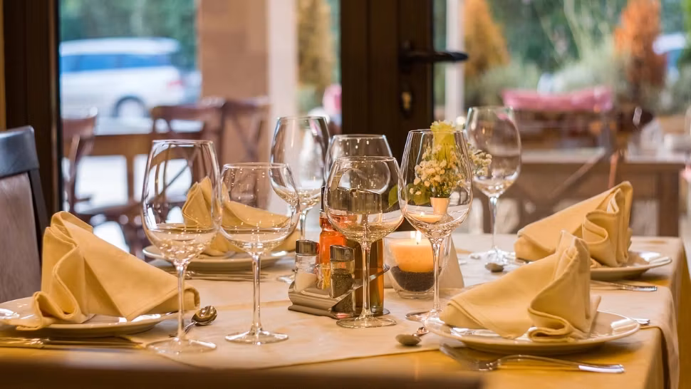 „Taxa zgârcitului” în restaurantele din Austria: suma ireală pe care trebuie să o plătești dacă ceri o farfurie goală în plus