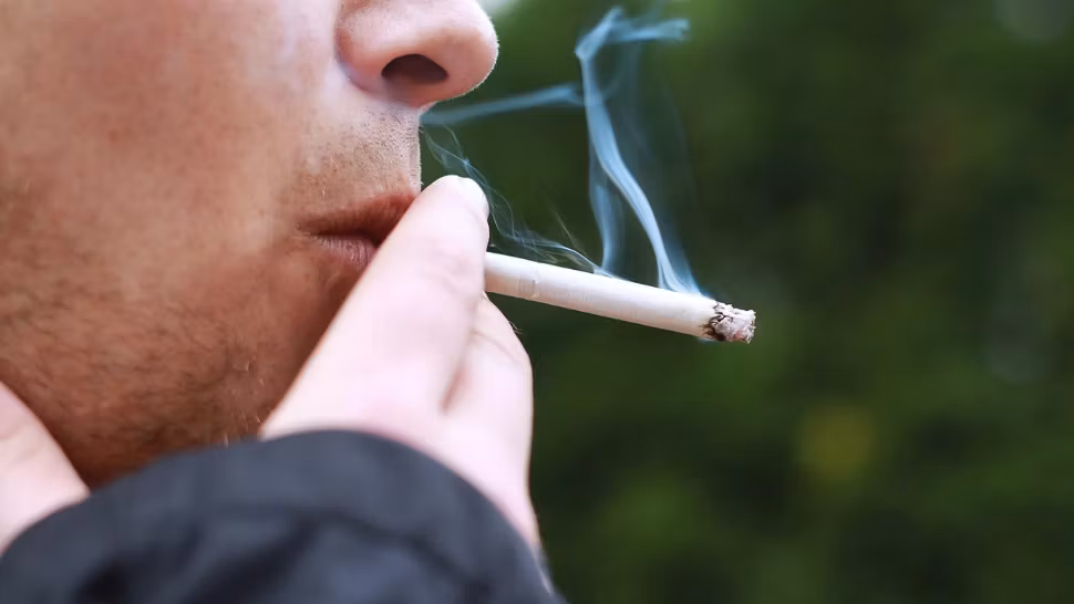 „Generația fără fumat” devine lege: Marea Britanie interzice tutunul și vaping-ul pe viață pentru toți cei născuți după 2009