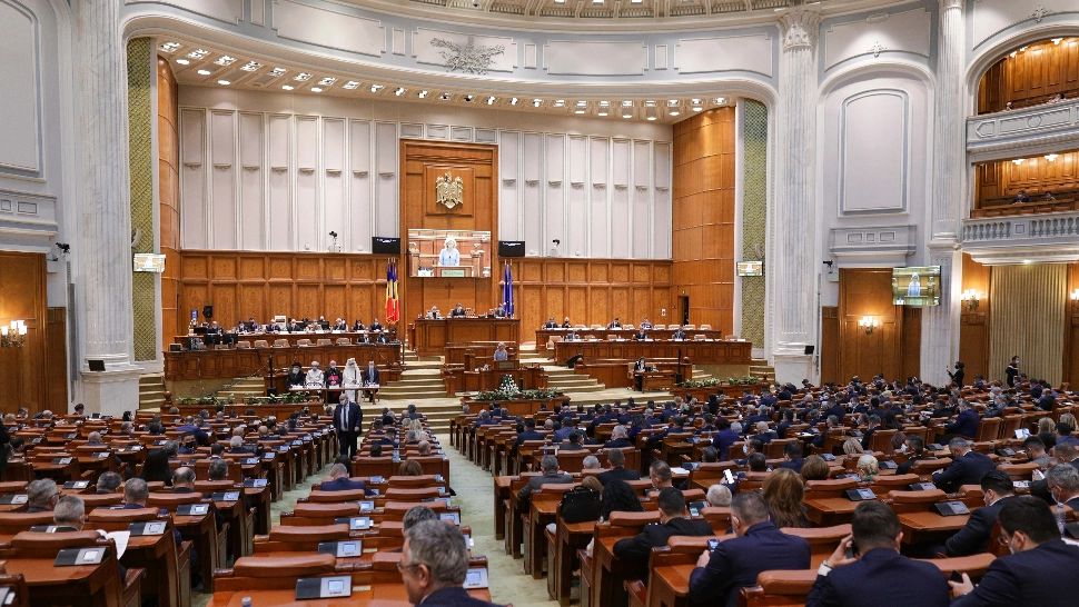 Mișcări de trupe în Parlament în ajunul moțiunii de cenzură. Un deputat PSD a trecut la PNL