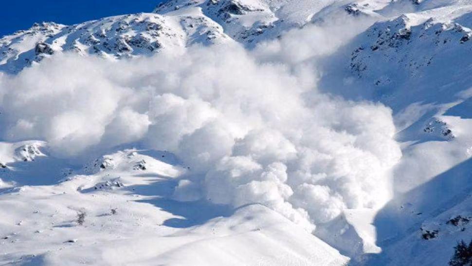 Avalanșă pe Valea Coștilei! Un angajat al ISU Brașov a murit. Bărbatul în momentul în care a fost surprins de zăpadă