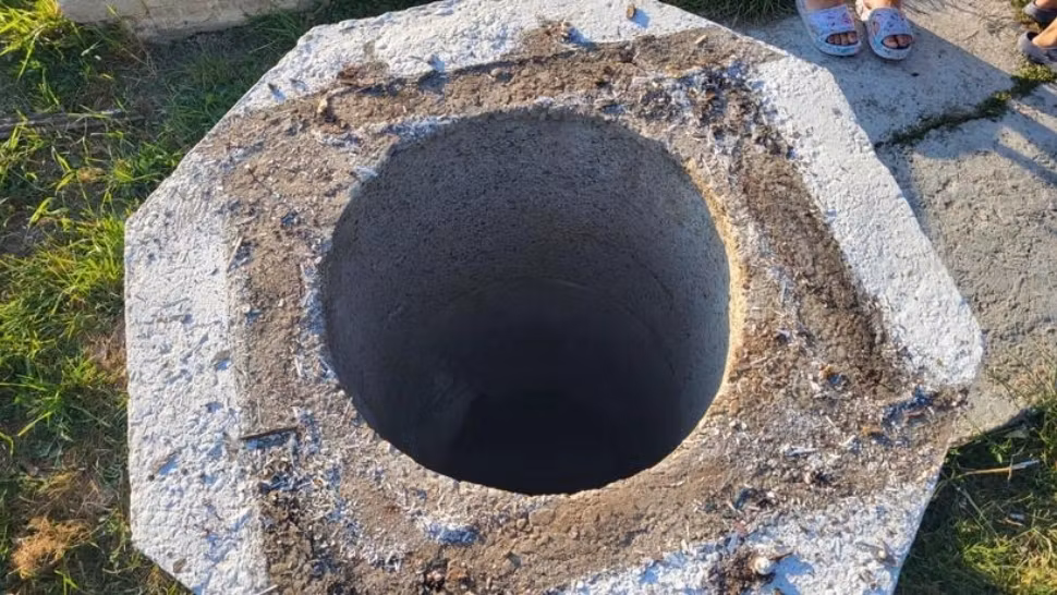 Tragedie în Vaslui. Un bărbat a murit după ce a fost lovit în cap în timp ce curăța o fântână de 10 metri
