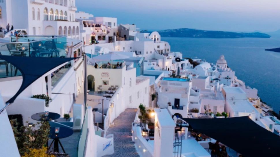 Grecia pune stop turismului excesiv: Planul care limitează locurile de cazare și interzice construcțiile pe malul mării