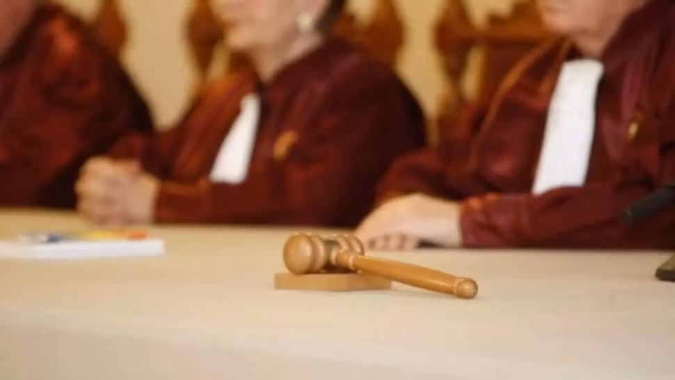 Cutremur juridic de la un fost judecător CCR: guvernul demis nu mai poate iniția legi. Ce se întâmplă cu Legea salarizării