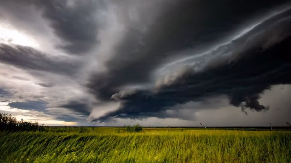 România, acaparată de două cicloane: fenomene meteo extreme. Furtuni violente cu grindină și inundații, unde lovește urgia