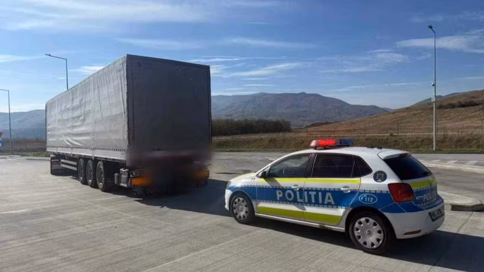 Șofer român de TIR, reținut în Bulgaria cu 1,5 milioane de țigări de contrabandă ascunse în remorcă