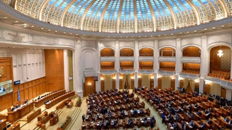 Negocieri pe ultima sută de metri pentru voturile din Parlament: disperare în tabăra lui Bolojan