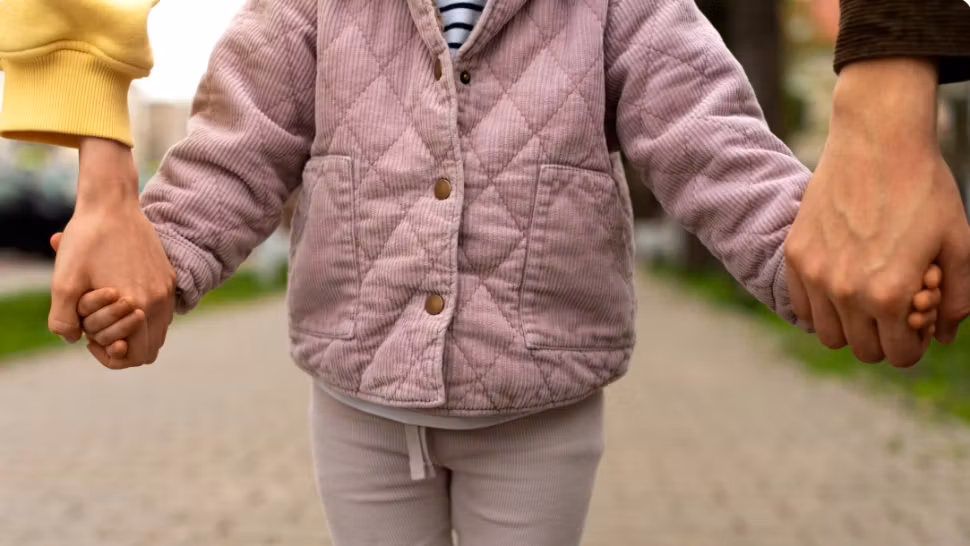 Femeie din Ucraina, prinsă în flagrant în timp ce își vindea copilul de 6 ani