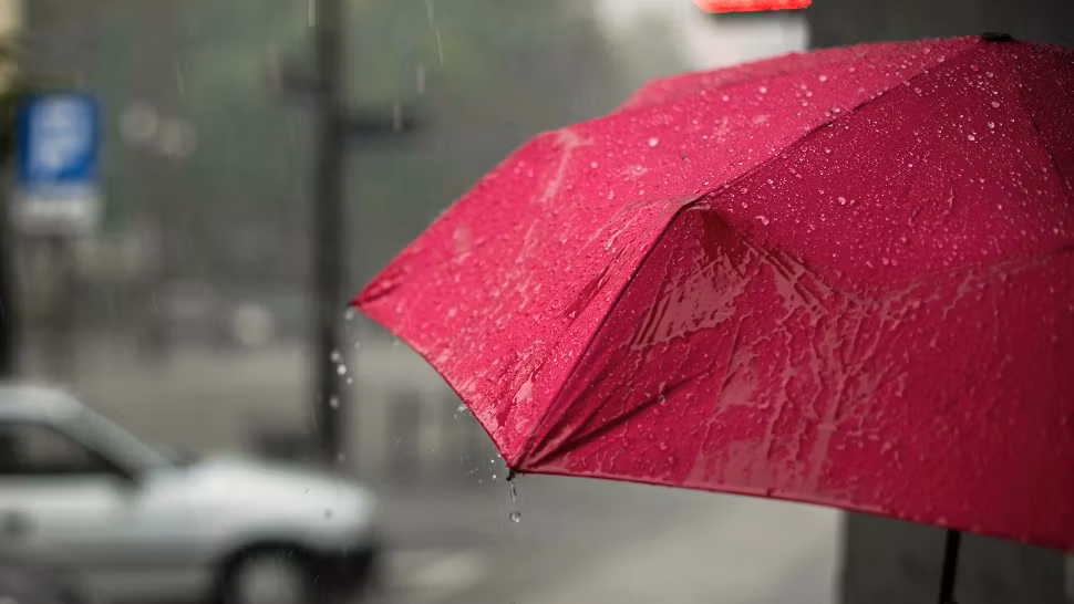 Vreme neobișnuit de rece sâmbătă, 2 mai: ploi, vânt puternic și temperaturi de doar 7 grade în unele zone din țară