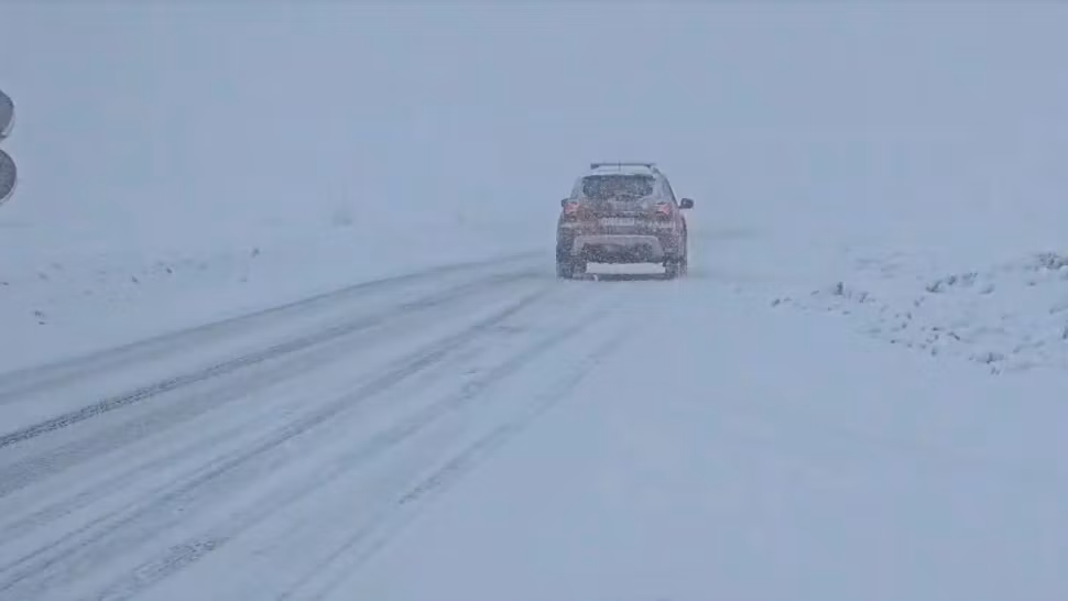 Alertă ANM de cod portocaliu și galben: rafale de până la 130 km/h și ninsori în plină primăvară. Zonele afectate de vremea extremă - HARTA