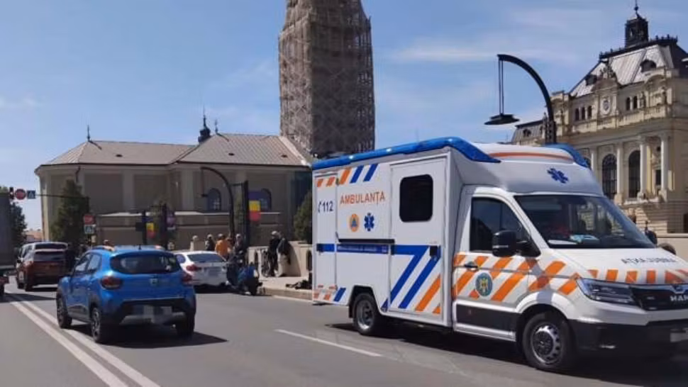 Cinci vehicule implicate într-un accident pe podul central din Oradea: o persoană a ajuns la spital