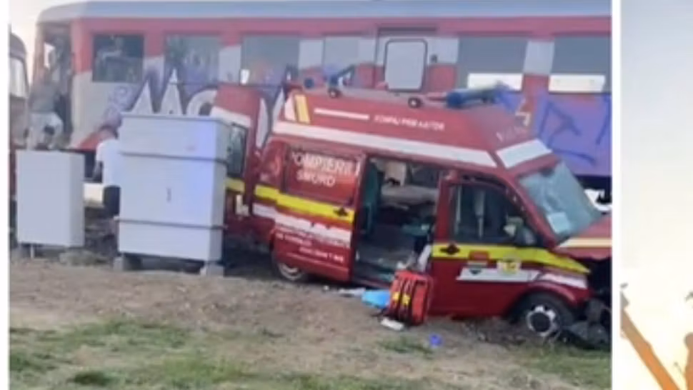 Ambulanță SMURD, lovită de tren în Timiș. Patru persoane au fost transportate la spital - VIDEO