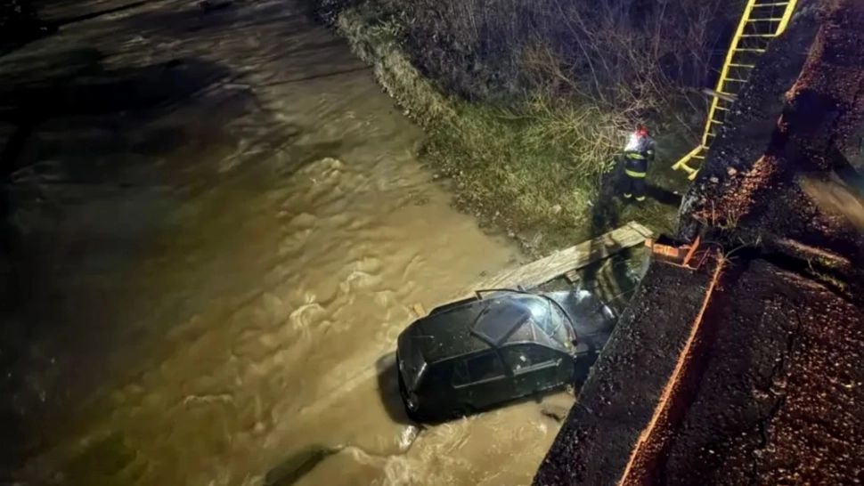 Accident grav în județul Suceava. Un tânăr a plonjat cu mașina în albia unui râu